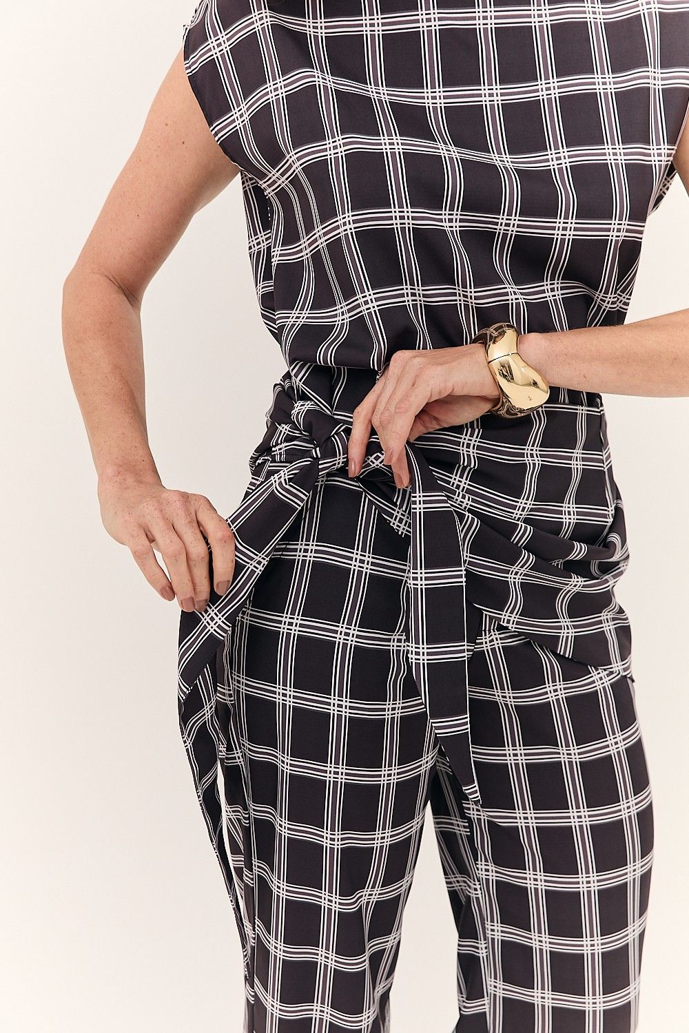 Blusa Feminina sem Manga e Gola Alta Xadrez Alana