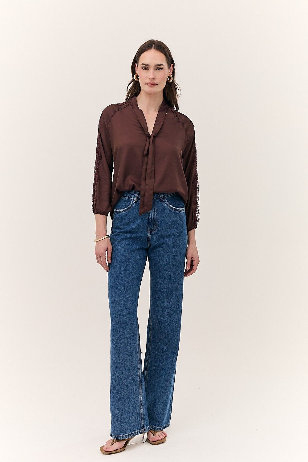 Blusa Feminina Com Gola Laco e Renda Cinthia  