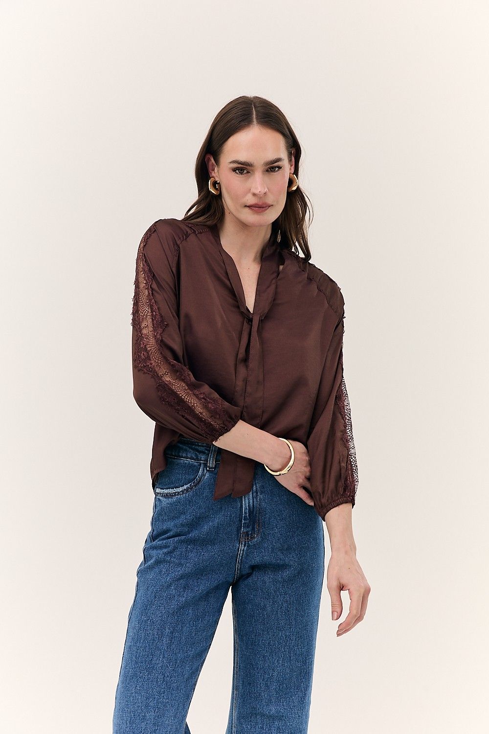 Blusa Feminina Com Gola Laco e Renda Cinthia  