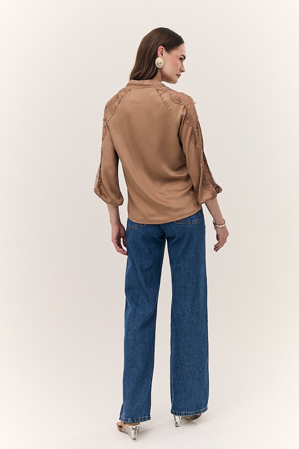 Blusa Feminina Com Gola Laco e Renda Cinthia  