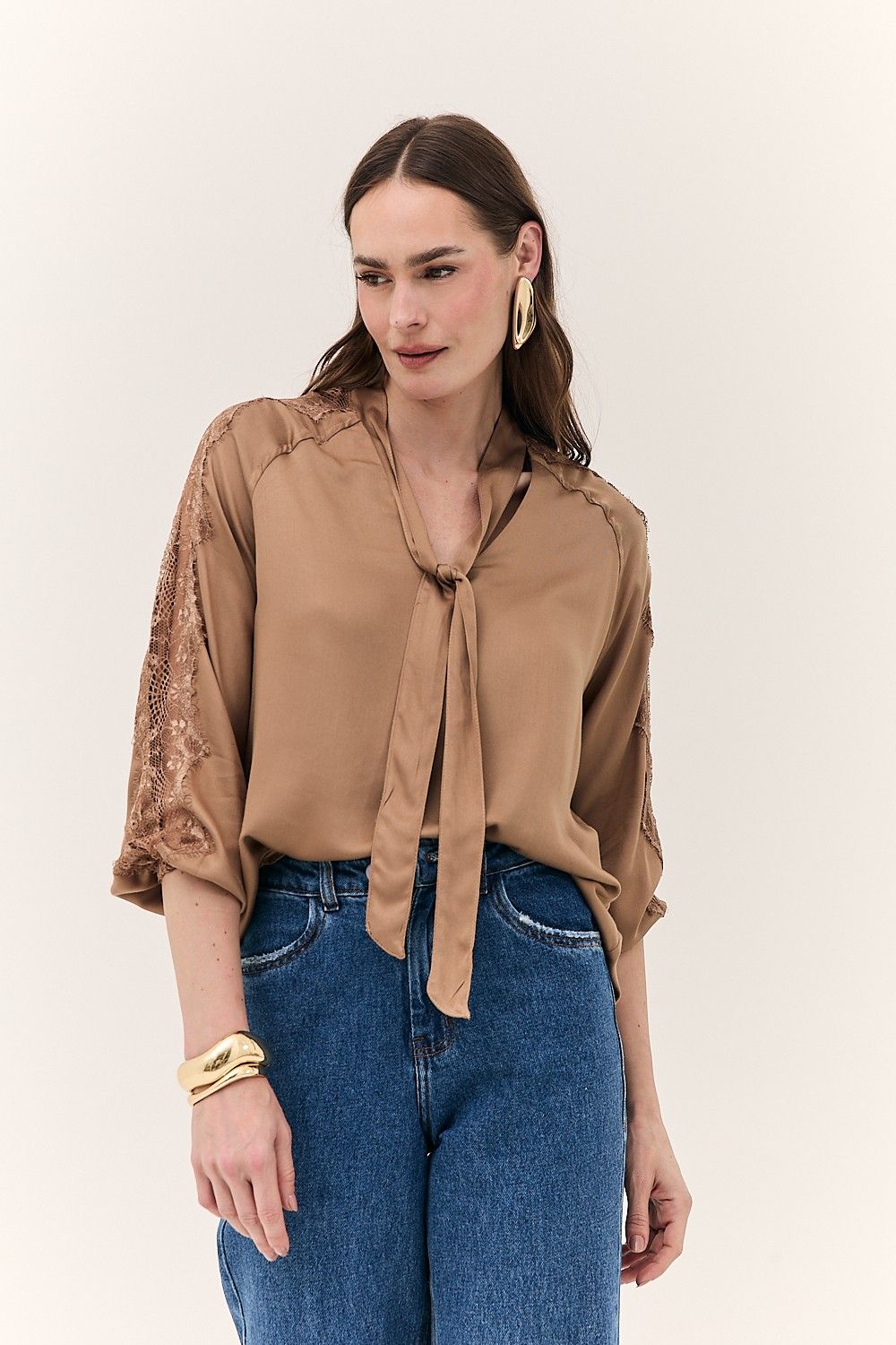 Blusa Feminina Com Gola Laco e Renda Cinthia  