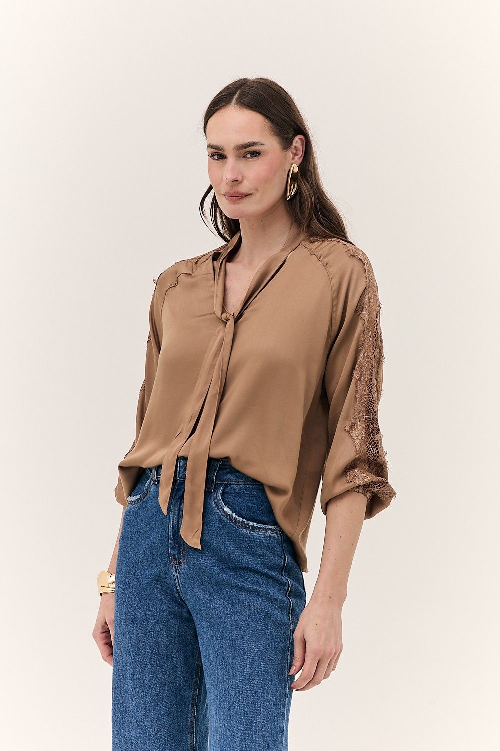 Blusa Feminina Com Gola Laco e Renda Cinthia  