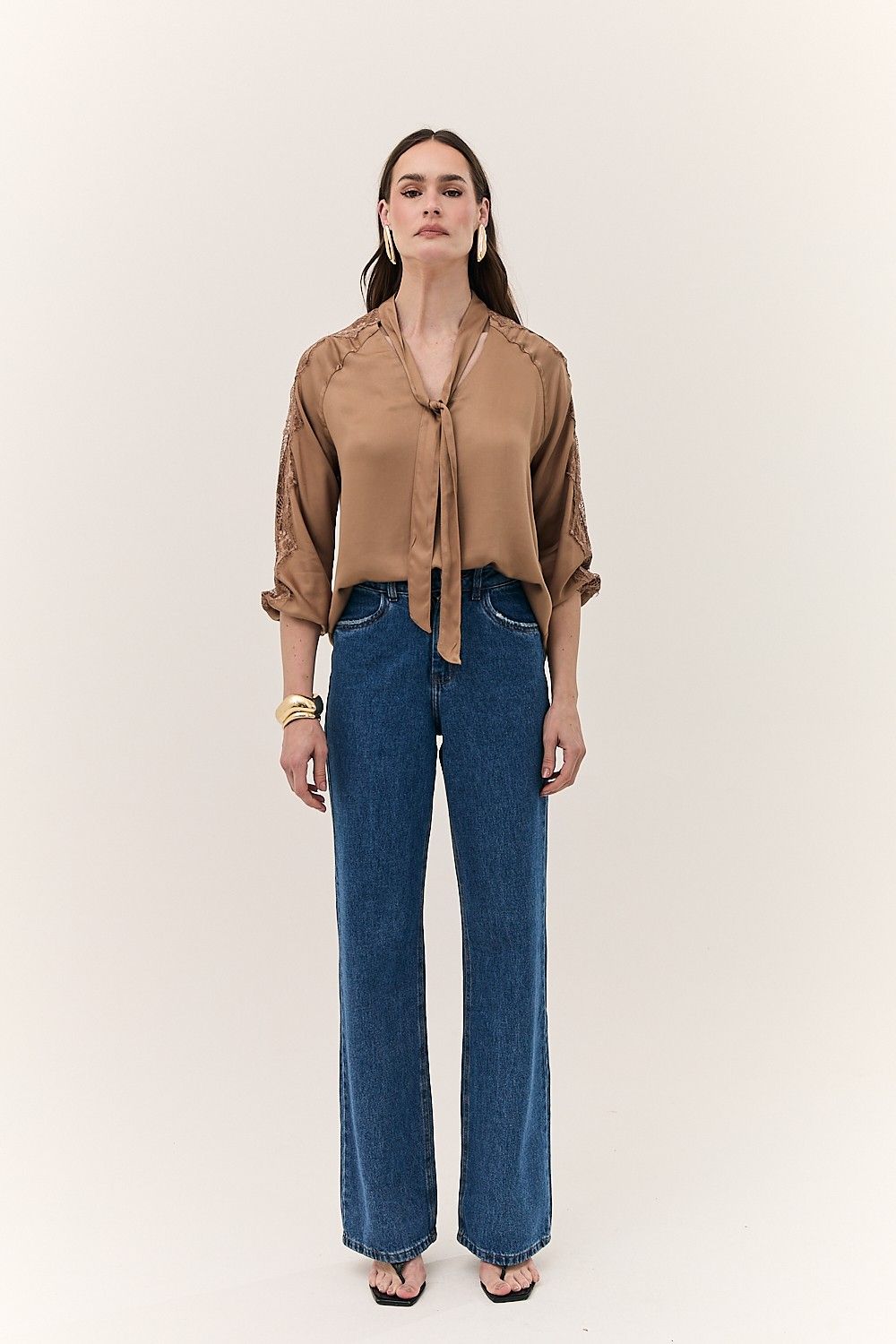 Blusa Feminina Com Gola Laco e Renda Cinthia  