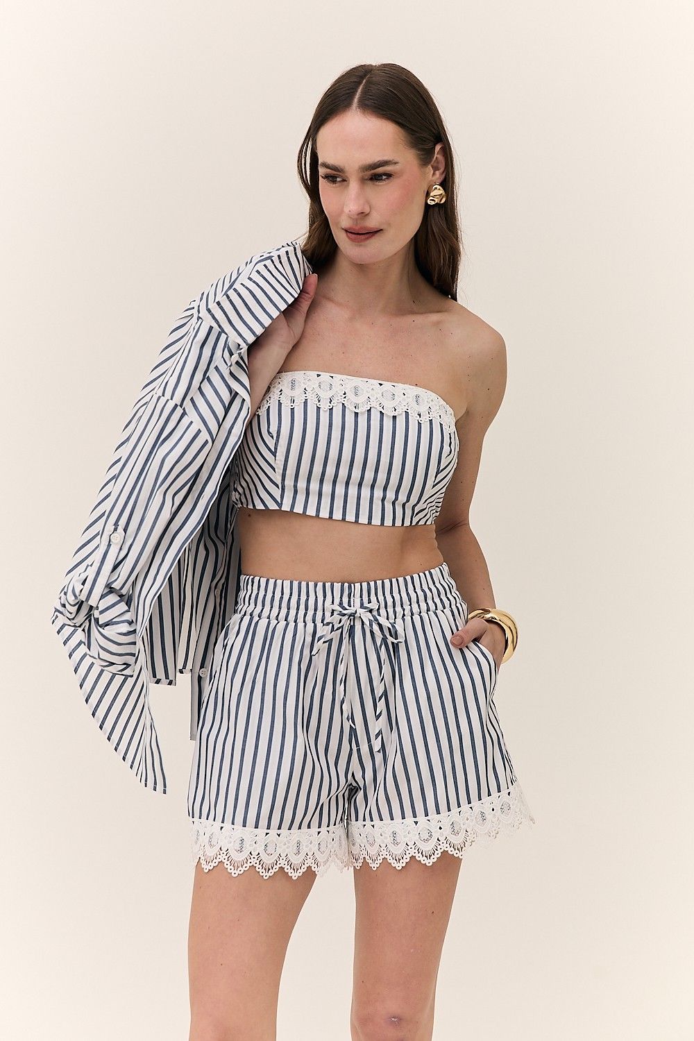 Short Feminino Listrado com Renda e Amarração Nara