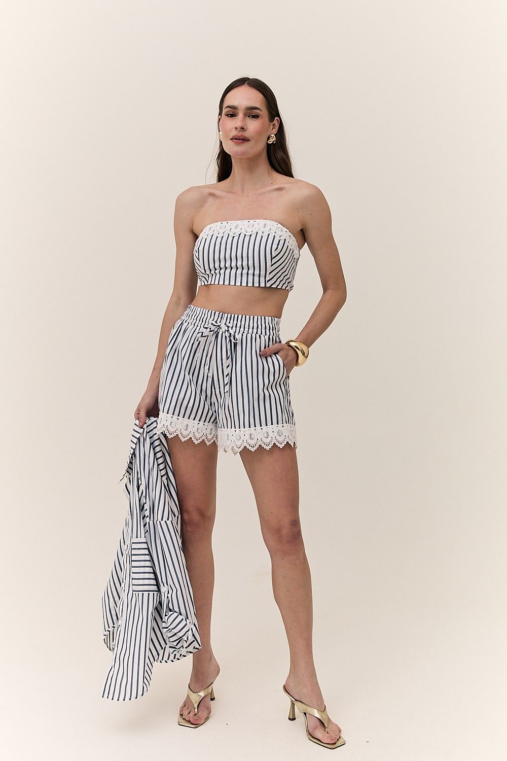 Short Feminino Listrado com Renda e Amarração Nara