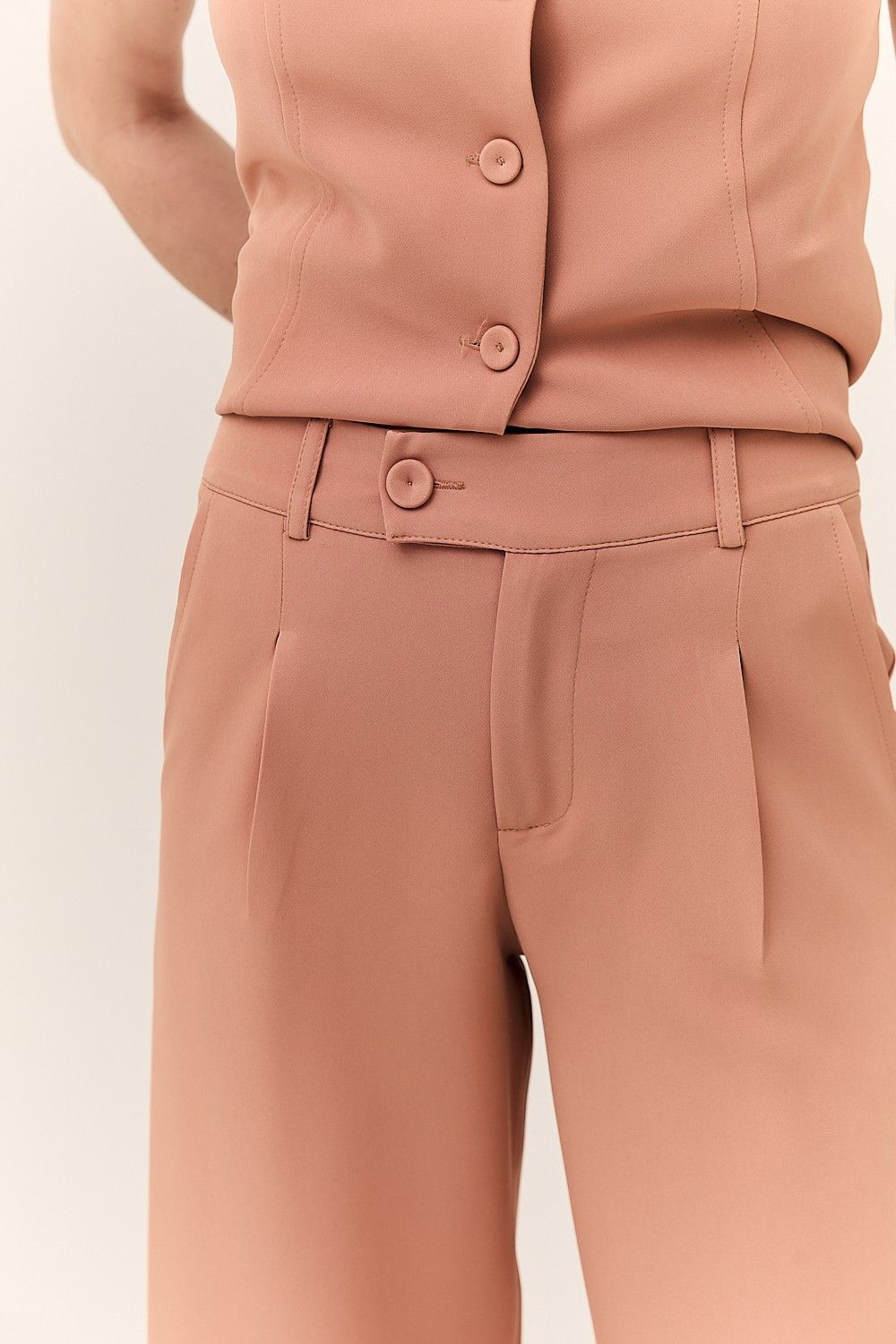 Calça Feminina em Alfaiataria com Pregas Ventura