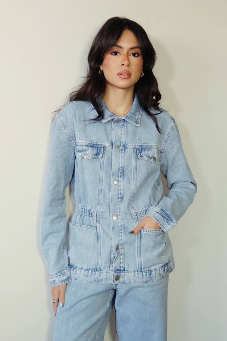Maxi Jaqueta Jeans Alanis Oliveira - Trama Jeans Maxi Jaqueta Jeans Alanis Oliveira - Trama Jeans