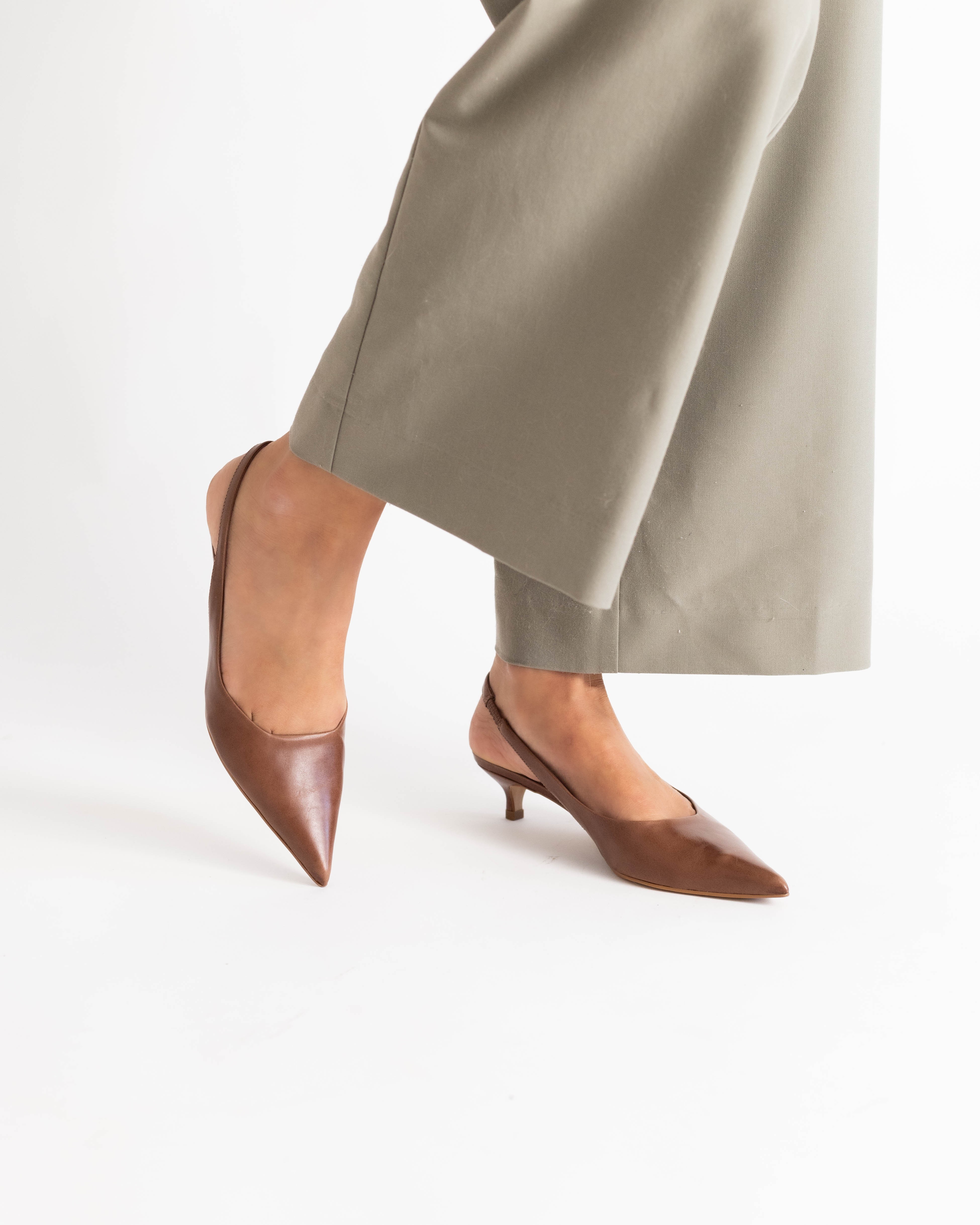 Scarpin Slingback Couro Marrom Estonado Salto Fino