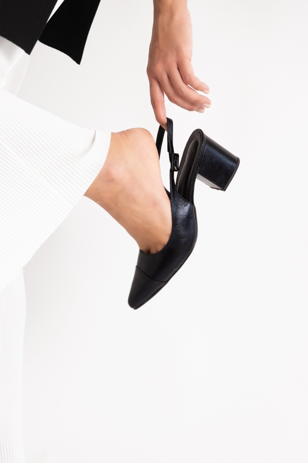 Scarpin Slingback Couro Preto Salto Bloco