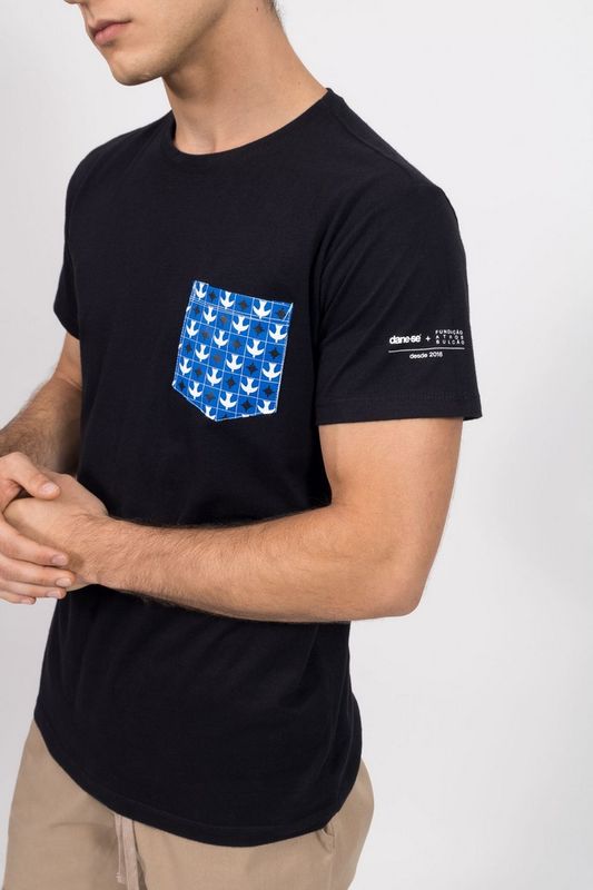 camiseta igrejinha bolso preto