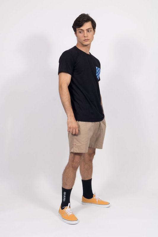 camiseta igrejinha bolso preto