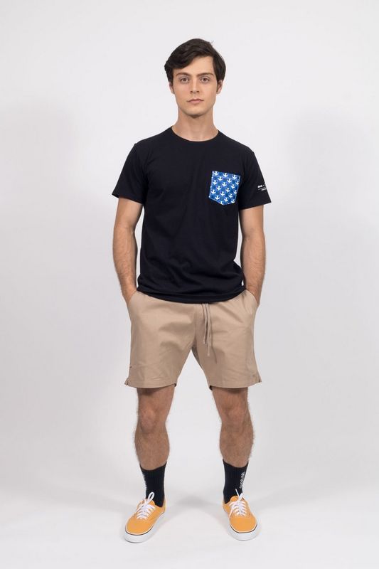 camiseta igrejinha bolso preto