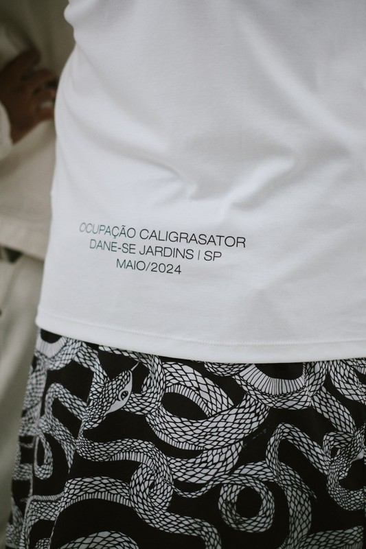 camiseta over dane-se x Caligrasator off