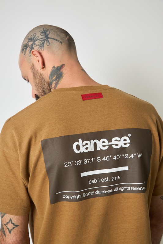 camiseta over tag dane-se bege