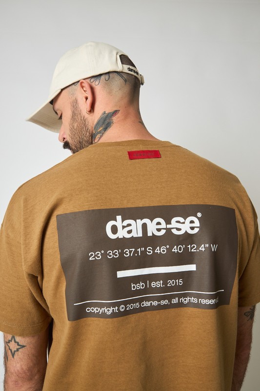 camiseta over tag dane-se bege