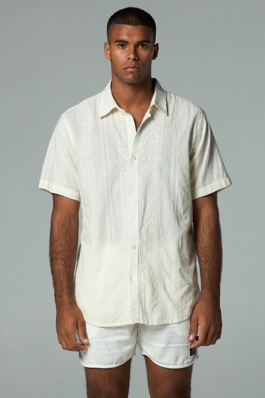 camisa lesie areia