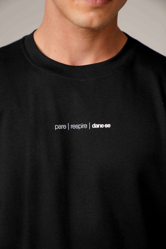 camiseta regular pare respire preto