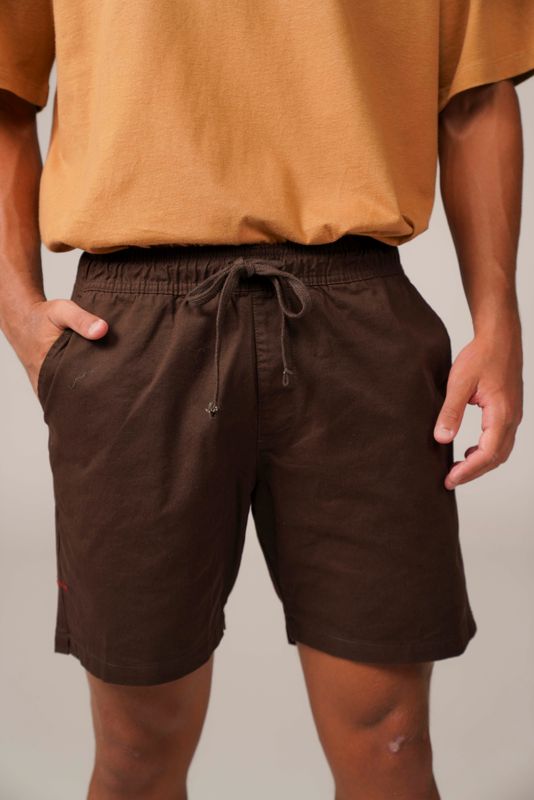 short sarja marrom