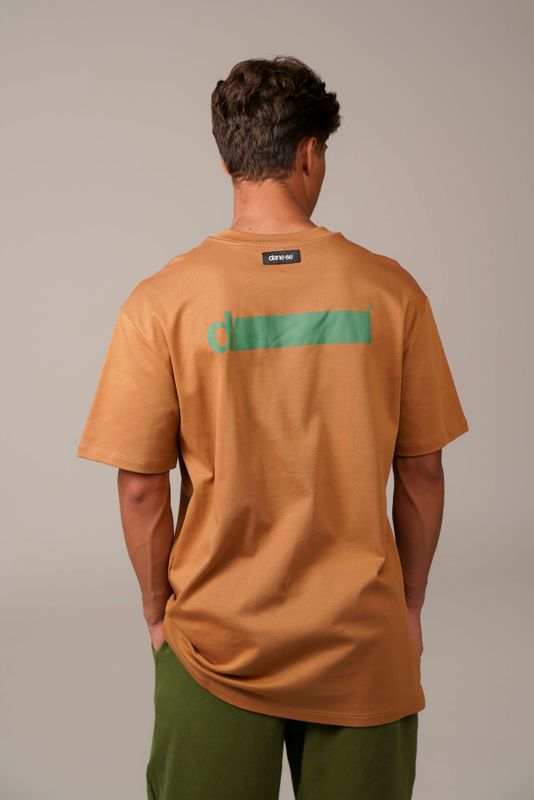 camiseta regular d! tarja marrom