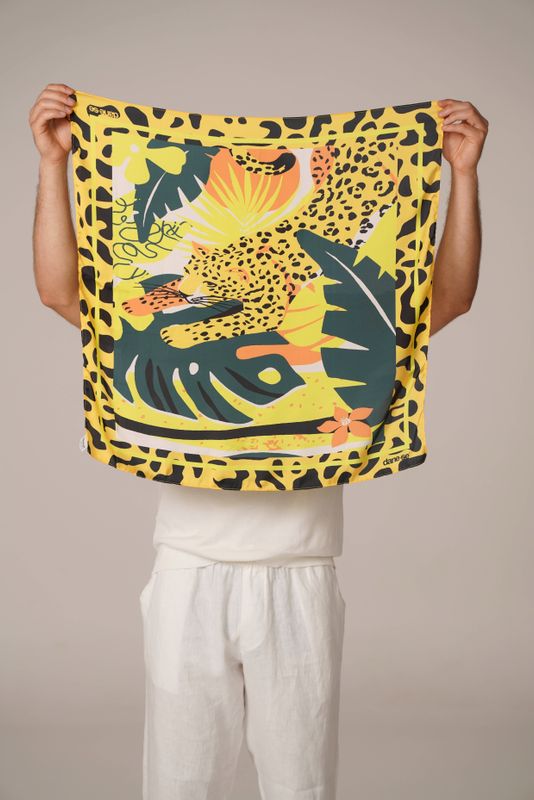 lenço riposatevi onça estampado
