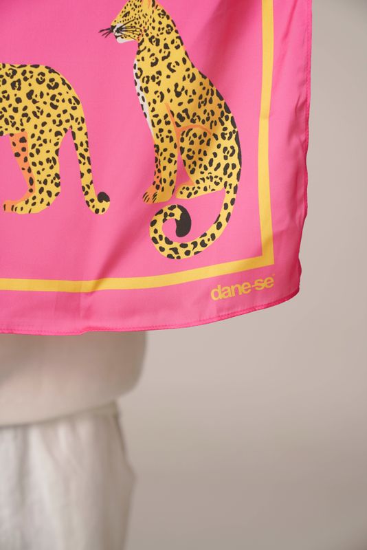 lenço onça rosa