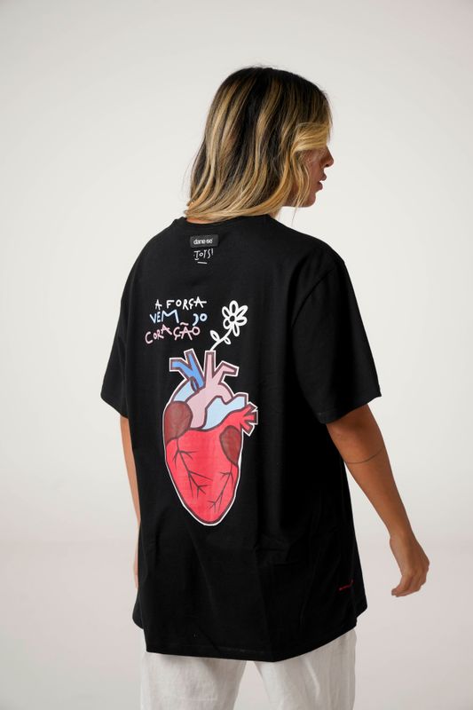 camiseta coração toys preto
