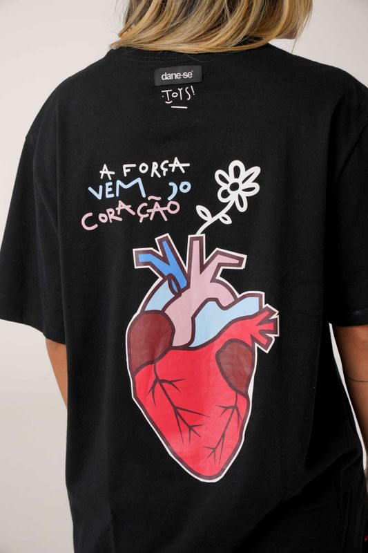 camiseta coração toys preto
