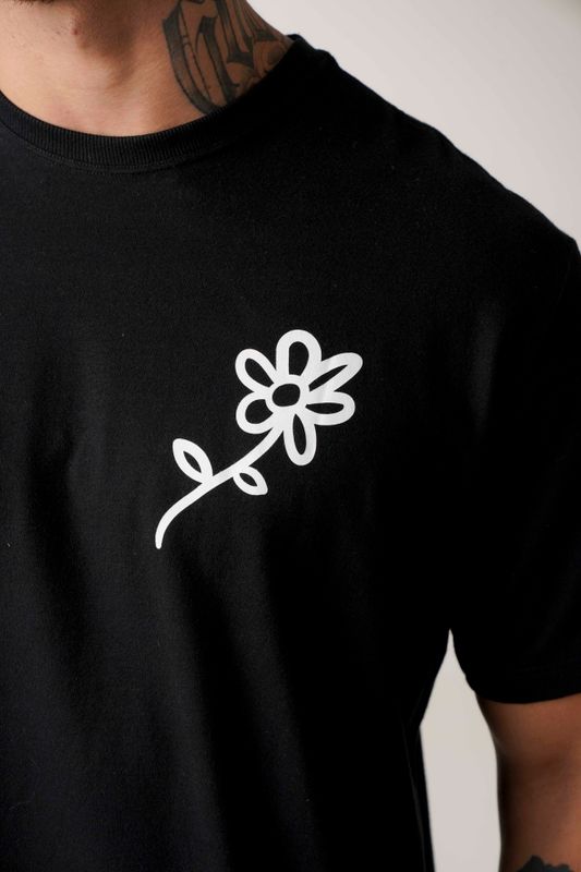 camiseta coração toys preto