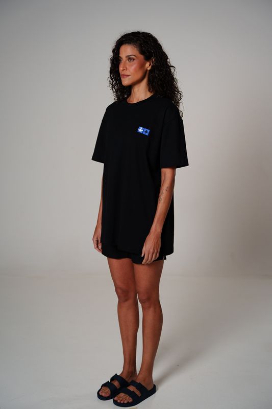camiseta regular igrejinha bordado preto