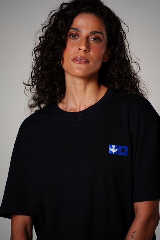camiseta regular igrejinha bordado preto