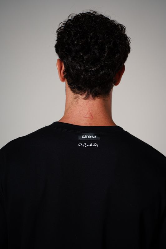 camiseta regular aeroporto bordado preto
