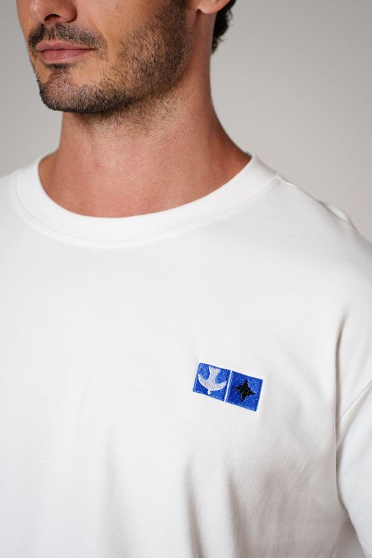 camiseta regular igrejinha bordado off