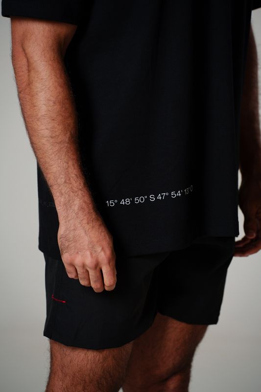 camiseta regular igrejinha Athos Bulcão preto