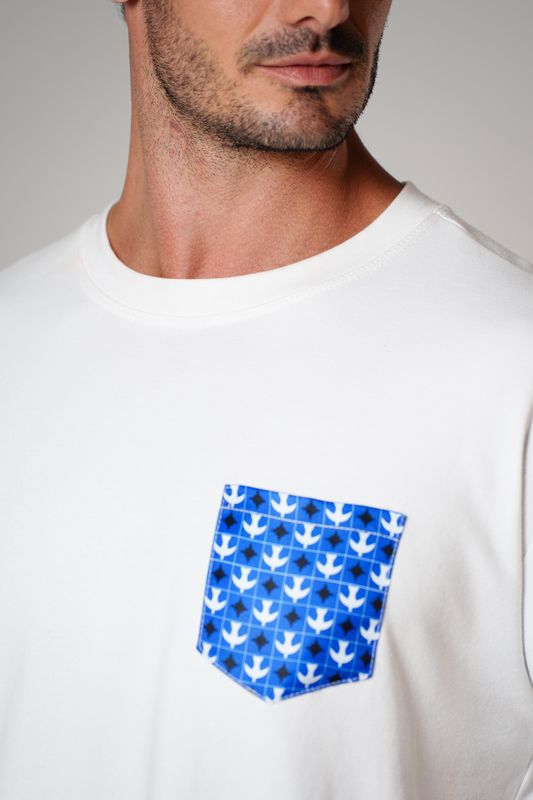 camiseta regular igrejinha bolso 2026 off