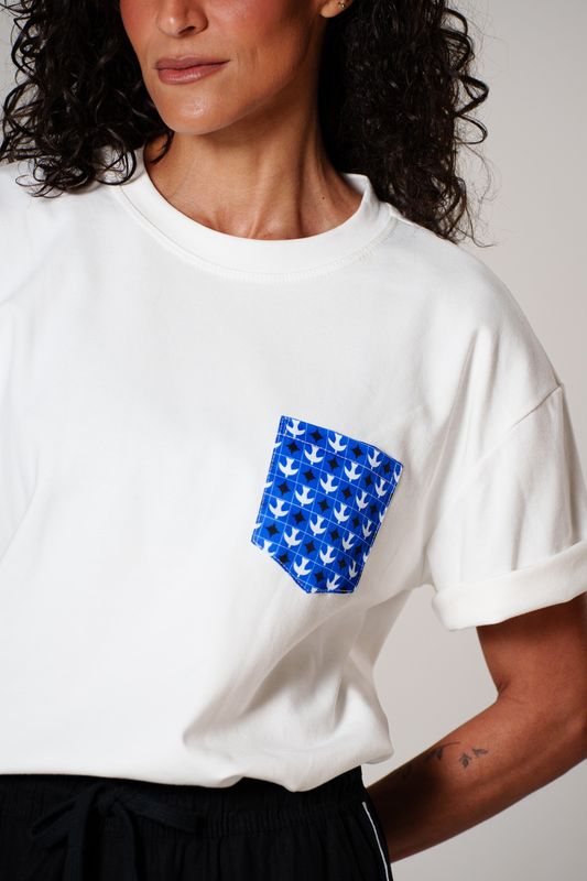 camiseta regular igrejinha bolso 2026 off
