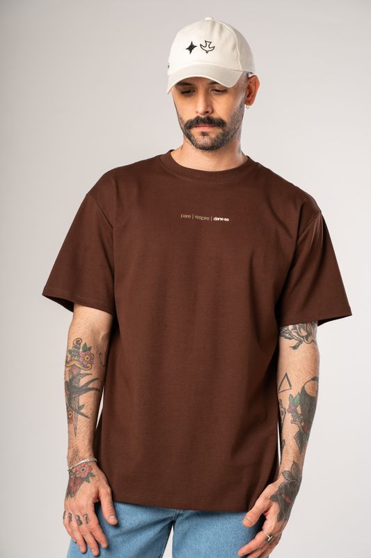 camiseta regular pare respire marrom