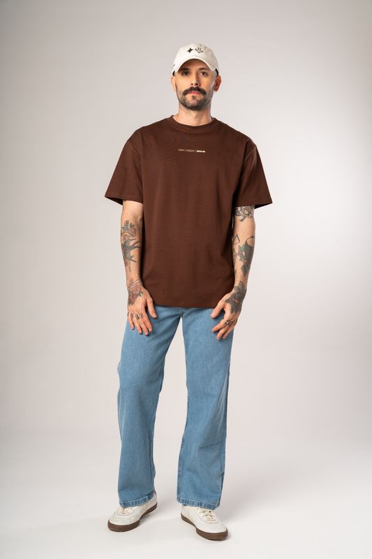 camiseta regular pare respire marrom