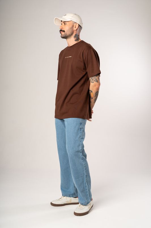 camiseta regular pare respire marrom