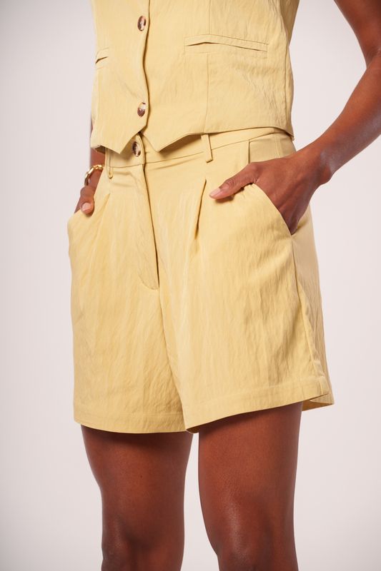 short alfaiataria com pregas manteiga