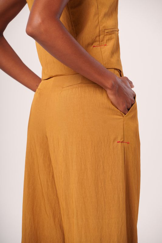 calça alfaiataria wide leg com pregas demerara