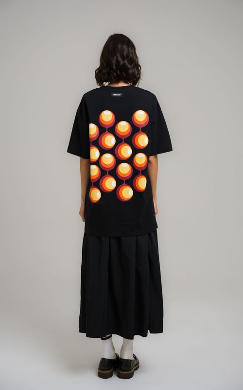 camiseta regular círculos mid century modern preto