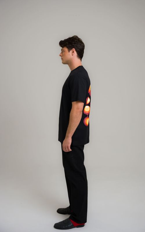 camiseta regular círculos mid century modern preto