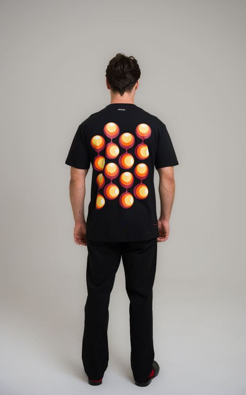 camiseta regular círculos mid century modern preto